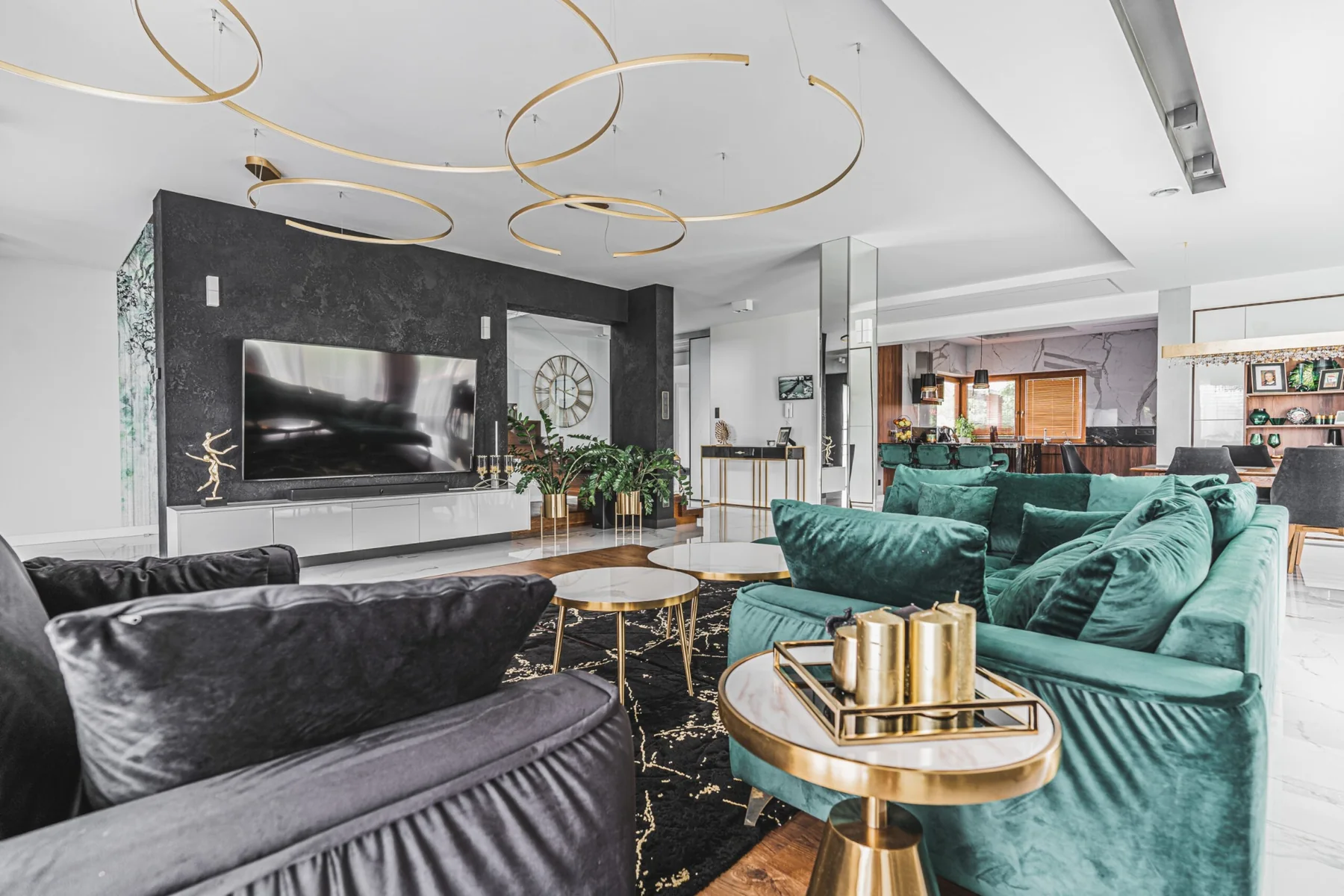 Rezydencja pod Lublinem 300 m², salon z zieloną sofą i złotymi detalami